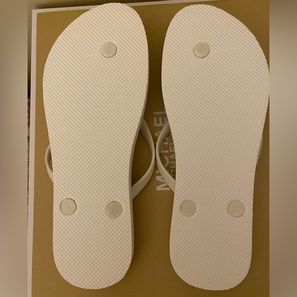 Brand New OLD NAVY bundle of Flip Flops - Size 8/9!!! - Picture 3 of 3